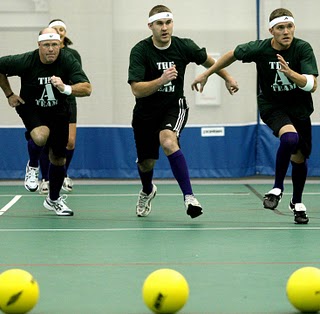 image de trs jogadores de dodgball correndo para pegar a bola