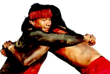 imagem de dois ndios numa prova de luta corporal