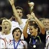 A Alemanha se tornou a primeira seleo feminina a conquistar dois ttulos mundiais consecutivos ao vencer o Brasil de Marta na final da China 2007. <br><br> Palavras-chave: esporte, futebol, futebol feminino, Copa do Mundo Feminina, Alemanha.