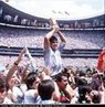 Pas sede em 1986: Mxico<br><br> Campeo: Argentina<br><br> Vice: Alemanha Ocidental<br><br> Terceiro: Frana<br><br> Quarto: Blgica<br><br> Bola de Ouro: Diego Maradona (ARG)<br><br> Chuteira de Ouro: Gary Lineker (ING)<br><br> Prmio Melhor Jogador Jovem: Enzo Scifo (BEL)<br><br> Prmio FIFA Fair Play: Brasil<br><br>  A FIFA World Cup  retornou ao Mxico para um torneio marcado pelo domnio de Diego Maradona. Argentina venceu a Alemanha Ocidental em uma final emocionante, mas o jogo era definir um quarto-de-final contra a Inglaterra com dois gols mais famosos da histria: a mo "de Deus", seguido do drible de um gnio. A Frana de Michel Platini voltou a perder na semi-final antes de bater a Blgica pacote surpresa para o terceiro lugar. <br><br> Palavras-chave: esporte, futebol, Copa do Mundo, Argentina, 1986. 
