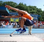 Imagem do atleta na fase area do salto em distncia. <br><br> Palavras-chave: esporte, atletismo, salto em distncia, salto.