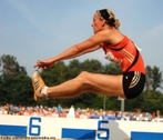 Imagem da atleta na fase area do salto em distncia. <br><br> Palavras-chave: esporte, atletismo, salto em distncia, salto.