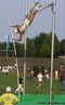 Atleta executando a passagem por cima do sarrafo. <br><br> Palavras-chave: esporte, atletismo,salto com vara.
