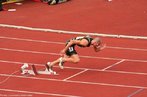 Imagem de um atleta saindo do bloco de partida, em uma prova de corrida. <br><br> Palavras-chave: esporte, atletismo, bloco de partida.