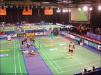 Imagem de jogadores de badminton, da quadra e dos rbitros. <br><br> Palavras-chave: esporte, badminton, raquete.