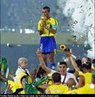 Pas sede em 2002: Coria do Sul / Japo Campeo: Brasil Vice: Alemanha Terceiro: Turquia Quarto: Coria do Sul Bola de Ouro: Oliver Kahn (ALE) Chuteira de Ouro: RONALDO (BRA) Prmio Yashin para o Melhor Goleiro: Oliver Kahn (ALE) Prmio de Melhor Jogador Jovem: Landon Donovan (E.U.A.) Prmio FIFA Fair Play: Blgica Prmio FIFA para o time mais divertido: Coria do Sul  Brasil se tornou campeo pela quinta vez. O artilheiro Ronaldo exorcizou os fantasmas de 1998, marcando os dois gols na final contra a Alemanha. Este foi a primeira Copa na da sia e os dois pases de acolhimento fizeram histria ao chegar at as eliminatrias - Coria indo to longe como os quatro ltimos. Um torneio de surpresas, abriu com a Frana perdeu para Senegal e fechou com a Turquia, terceira maior do mundo.<br><br>Palavras-chave: esporte, futebol, Copa do Mundo, Brasil, 2002.