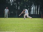Imagem do Batsman: rebatedor, indivduo que rebate a bola com o taco. <br><br> Palavras-chave: esporte, crquete, campo, posicionamento, batsman, rebatedor, taco