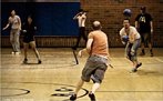 Imagem de pessoas jogando dodgeball/queimada. <br><br> Palavras-chave: esporte, jogo, dodgeball, queimada, caador.