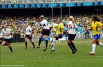 Imagem de duas atletas da Seleo Brasileira Feminina de Futebol em uma das etapas dos Jogos Pan-americanos.  <br><br>  Palavras-chave: esporte, futebol, Seleo Brasileira Feminina de Futebol, atleta.