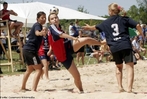 A primeira competio oficial no Brasil aconteceu em 1995 no Festival Olmpico de Vero, surgiu ento a primeira Seleo Brasileira de Beach Handball. <br> <br> Fonte: CBHB <br> <br> Palavras-chave: esporte, handebol de praia, handebol.