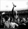 Pas sede em 1966: Inglaterra Campeo: Inglaterra Vice: Alemanha Terceiro: Portugal Quarto: Unio Sovitica <br><br> Chuteira de Ouro: Eusbio (Eusbio da Silva Ferreira) (POR) Prmio de Melhor Jogador Jovem: Franz Beckenbauer (ALE) <br><br> O pas que inventou o futebol, na Inglaterra, finalmente encontrou uma frmula para o sucesso no cenrio mundial. 'Alf Ramsey maravilhas Wingless' superou adversrios final a Alemanha Ocidental, graas ao histrico Geoff Hurst hat-trick ". Eusbio foi outro heri de pontuao, seus nove gols. <br><br> Palavras-chave: esporte, futebol, Copa do Mundo, Inglaterra, 1966.