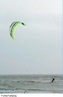 O Kitesurf, Kiteboarding ou mesmo Flysurf  um esporte aqutico que utiliza uma pipa (tambm conhecida como papagaio) e uma prancha com uma estrutura de suporte para os ps. <br> <br> Fonte: http://pt.wikipedia.org <br> <br> Palavras-chave: esporte, kitesurf, mar, esporte natico.