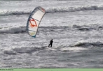 O Kitesurf, Kiteboarding ou mesmo Flysurf  um esporte aqutico que utiliza uma pipa (tambm conhecida como papagaio) e uma prancha com uma estrutura de suporte para os ps.  <br> <br>  Palavras-chave: esporte, kitesurf, mar.