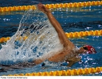 Atleta nadadando o estilo nado costas. <br> <br> Palavras-chave: esporte, natao, nado costas.