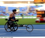 Atleta brasileiro Wendel Silva Soares na corrida 400m com cadeira de rodas em 2007 os Jogos Parapan-americanos no Rio de Janeiro. <br><br> Palavras-chave: esporte, atletismo, Jogos Parapan-americanos, pessoas com necessidades especiais.