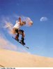 Imagem de uma pessoa praticando sandboard. <br><br> Palavras-chave: esporte, sandboard, areia.