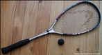 A nova variao se popularizou em 1864 e as primeiras 4 quadras de Squash foram construdas na escola e sendo oficialmente fundado como esporte competitivo na mesma poca. <br><br> Fonte: http://www.cdof.com.br/Squash1.htm <br><br> Palavras-chave: esporte, squash, raquete.