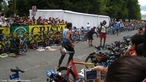 Esta imagem mostra o momento de transio da etapa de natao para a etapa de ciclismo. <br><br> Palavras-chave: esporte, triatlo, natao, ciclismo, corrida.